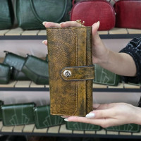 کیف پول نیلوفر عسلی دارچینی ابر و بادی ساده